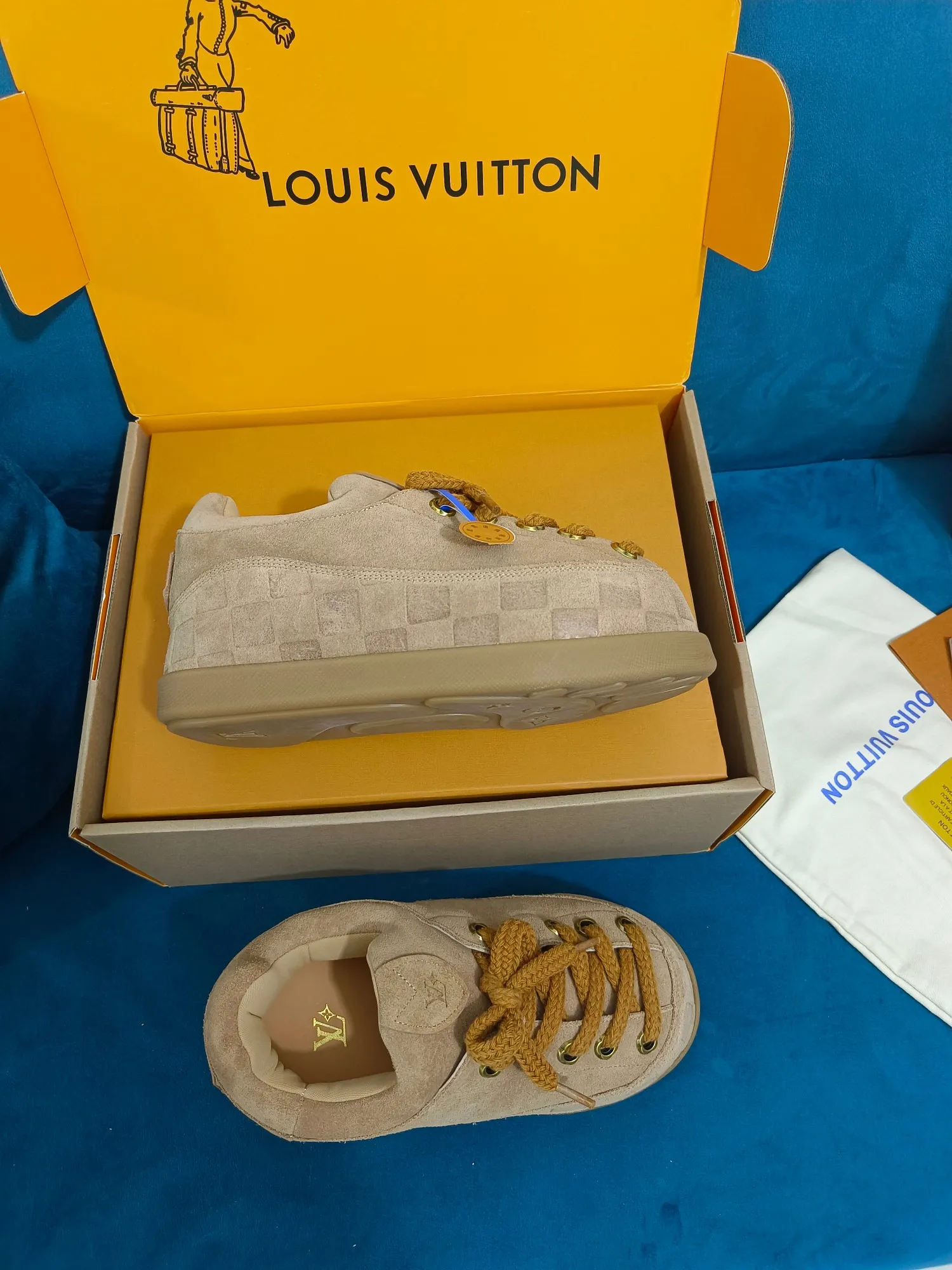 👟👟Ex-factory price 640👟👟 LV YETI slip-on shoes, based on suede cow leather, partially embossed with Nigo's reinterpretation of LV Damier pattern, cleverly echoing the Chinese tradition of taking off shoes when entering the house, and the "small feet" aesthetic is integrated into Chinese street genes. The palm-printed rubber outsole hides the LV letters and Monogram flowers. The exquisite craftsmanship made in Italy shows the brand's heritage in a comfortable slip-on style. The reservation mode adds a unique style, it is traditional and trendy, and it is suitable for couples aged 35-45.
